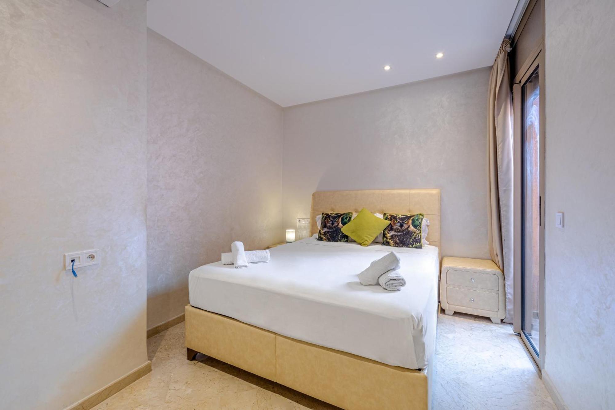 Brand New And Stylish Location Apartment *